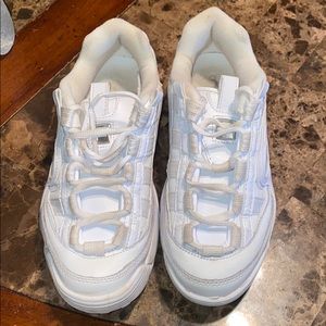 Size 6 Chunky Fila sneakers!! Only worn once!